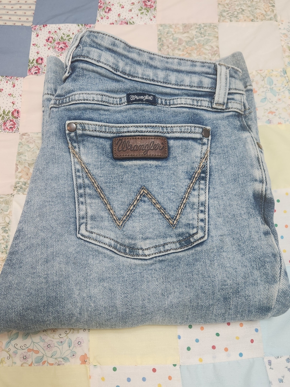 Light Wash Flare Jeans for Women - Classic Wide Leg - Picture 7 of 12